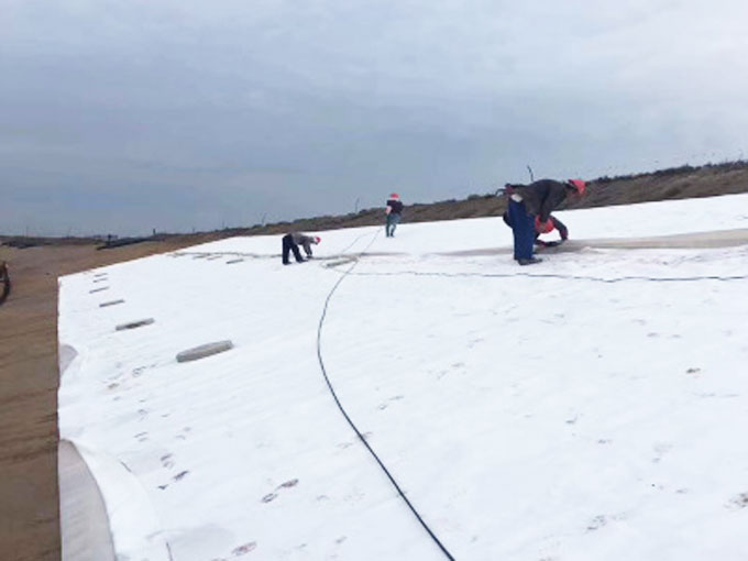 聚酯長(zhǎng)絲土工布施工現(xiàn)場(chǎng)