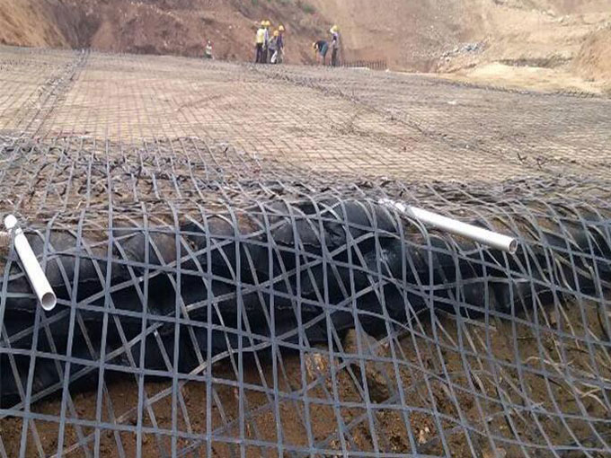 鋼塑土工格柵施工中