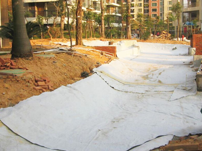 住宅區(qū)景觀湖防水毯施工現(xiàn)場(chǎng)