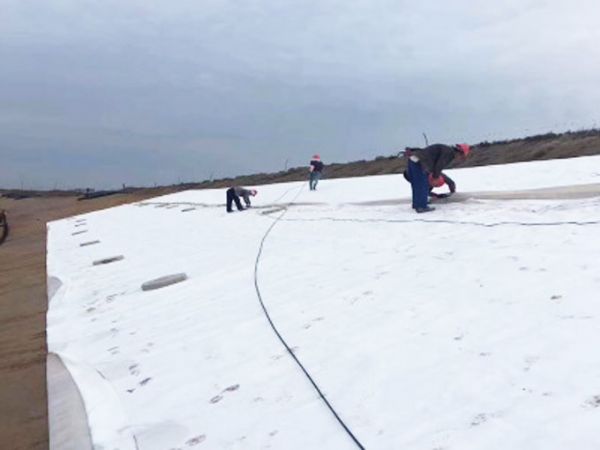 聚酯長(zhǎng)絲土工布施工現(xiàn)場(chǎng)