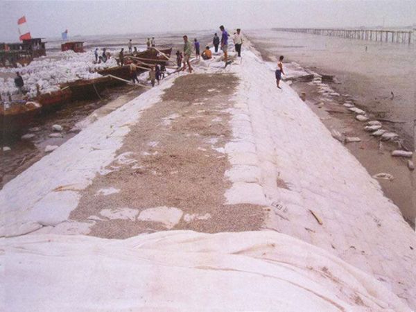 高強(qiáng)機(jī)織布施工現(xiàn)場