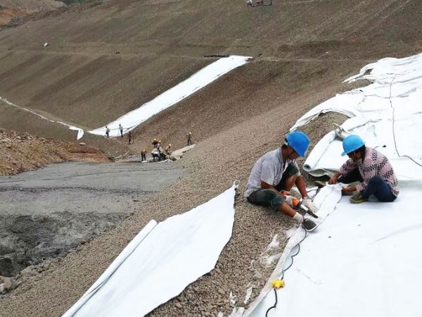 垃圾填埋場復(fù)合膜施工現(xiàn)場